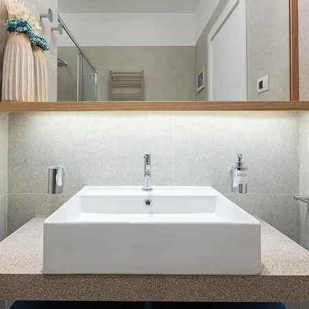 Ariosto's Luxury Rom